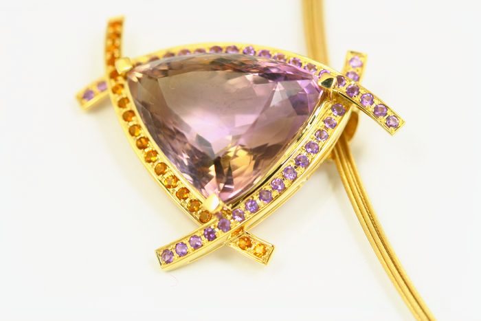 Amethyst trillion pendant: an Amethyst with pink Sapphires in 18 karat gold