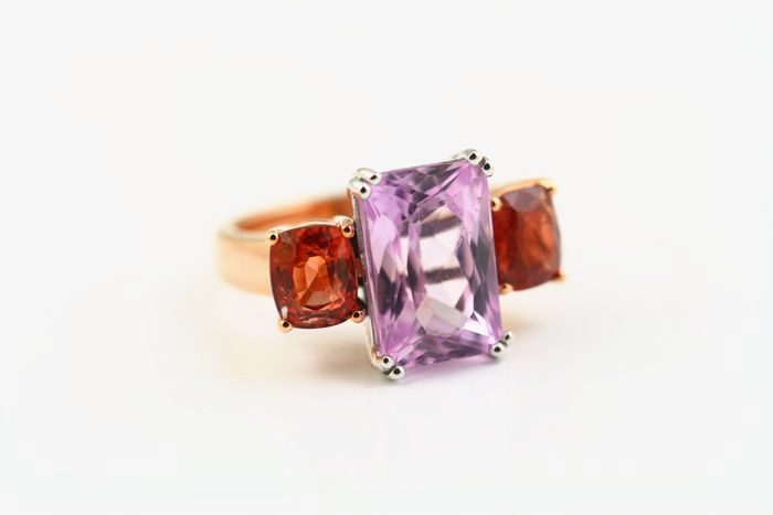 Amethyst three-stone ring: an Amethyst with orange Sapphires in 18 karat rose gold
