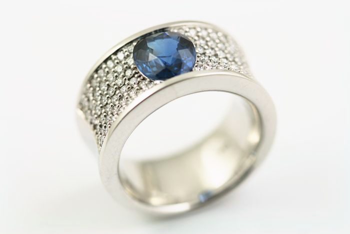 Sapphire pavé band: a blue Sapphire with diamonds in 18 karat white gold