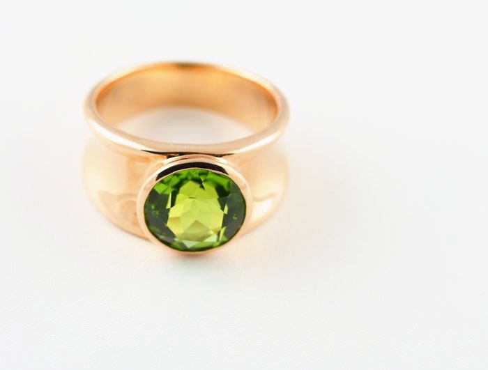 Peridot ring: a Peridot set in 18 karat rose gold