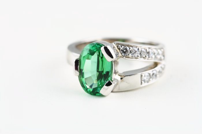 Tourmaline and diamond ring: a green Tourmaline with diamonds in 18 karat white gold