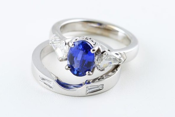 Sapphire and diamond ring: a blue Sapphire with diamonds in 18 karat white gold