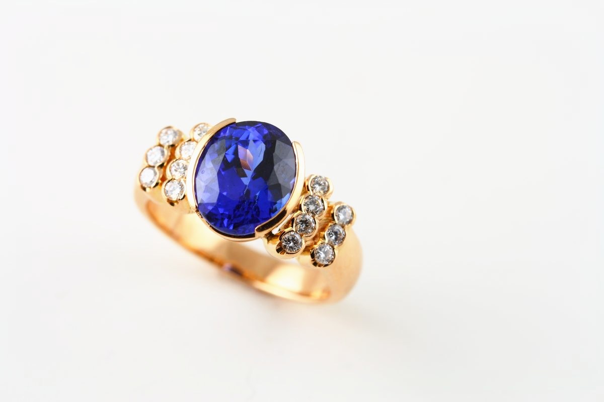 Tanzanite and diamond ring: a Tanzanite with diamonds in 18 karat yellow gold