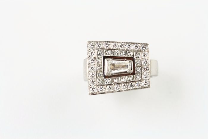 Deco ring: diamonds set in 18 karat white gold