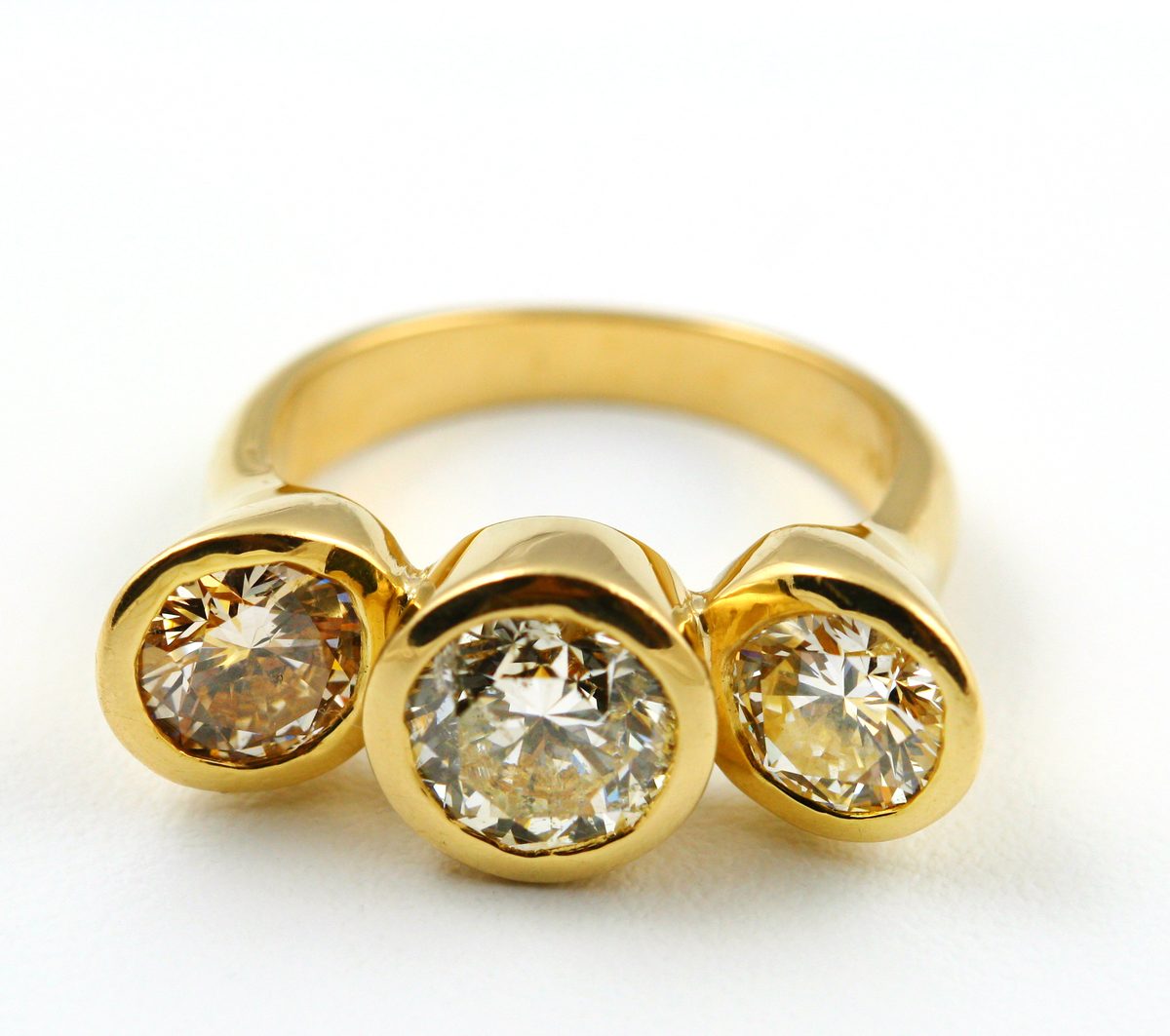 Diamond trilogy ring: diamonds set in 18 karat yellow gold