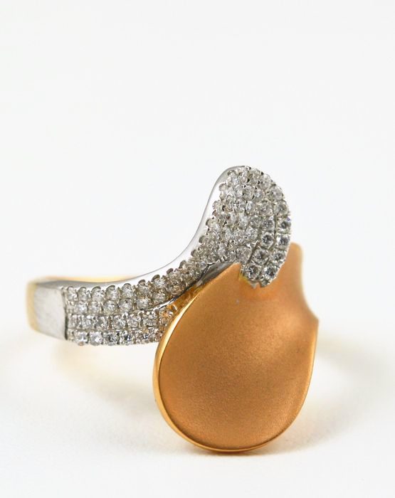 Diamond drop ring: diamonds set in 18 karat rose gold
