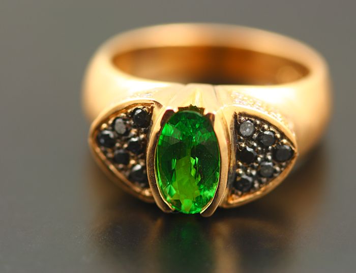 Tsavorite and black diamond ring: a Tsavorite with black diamonds in 18 karat yellow gold