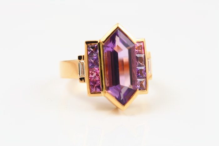 Amethyst hexagon ring: an Amethyst with Spinels in 18 karat rose gold