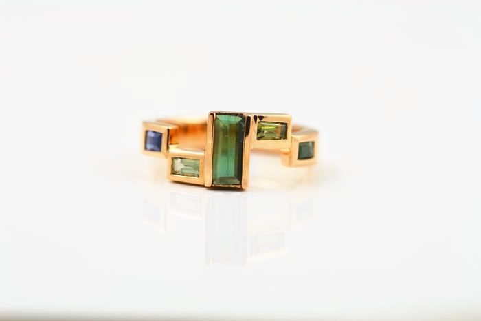 Tourmaline bar ring: green Tourmalines with Sapphires in 18 karat rose gold