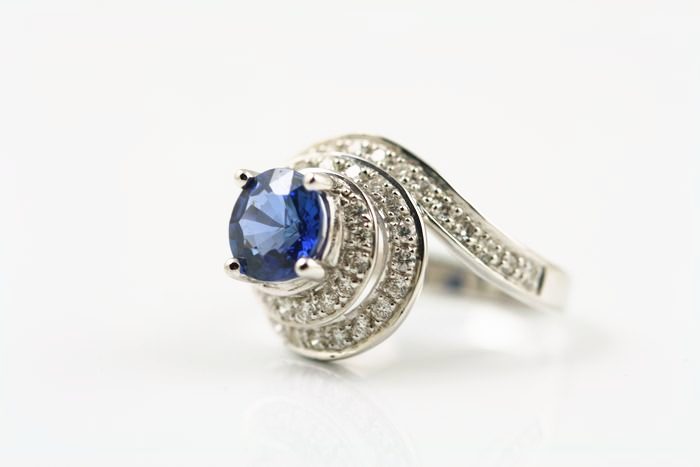 Sapphire swirl ring: a blue Sapphire with diamonds in 18 karat white gold