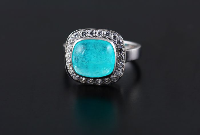Paraiba Tourmaline halo ring: a Paraiba Tourmaline with diamonds in 18 karat white gold