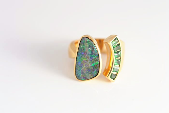 Opal and Tourmaline ring: a Boulder Opal with green Tourmaline in 18 karat yellow gold