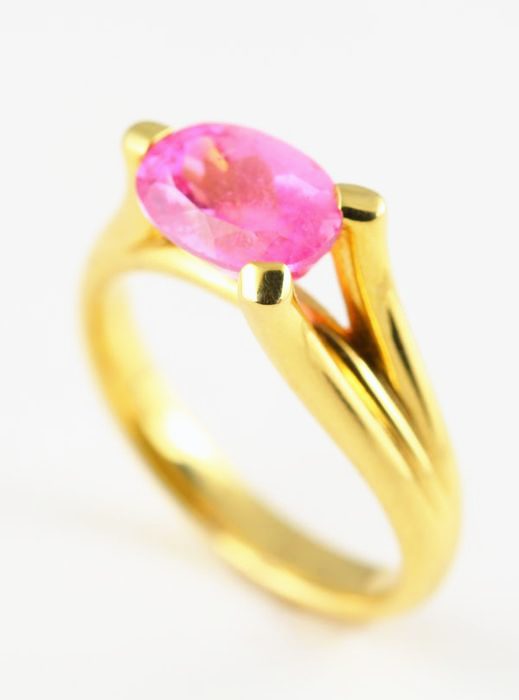 Pink Sapphire ring: a pink Sapphire set in 18 karat yellow gold