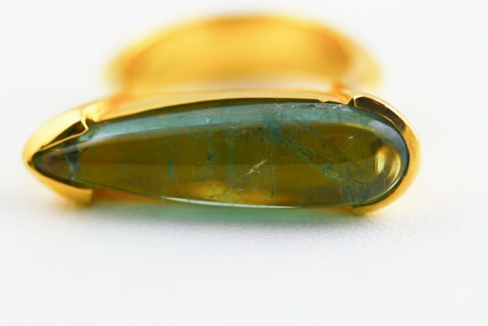 Tourmaline cabochon ring: a green Tourmaline set in 18 karat yellow gold