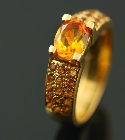 Citrine and Sapphire ring: a Citrine with yellow Sapphires in 18 karat yellow gold