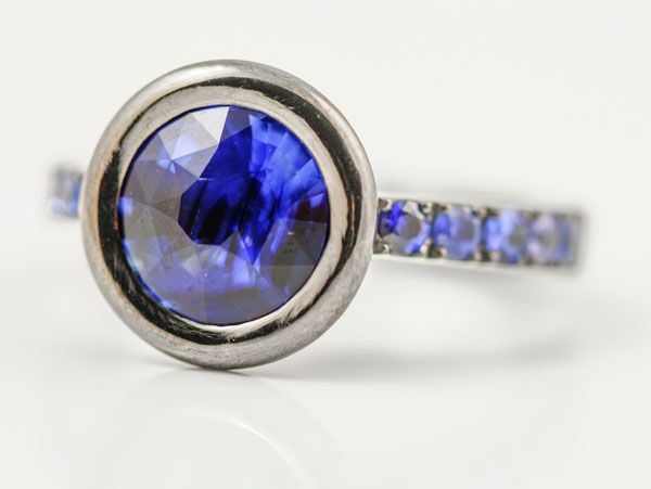 Sapphire ring: a blue Sapphire with Sapphires in 18 karat white gold