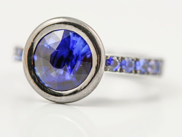 Sapphire ring: a blue Sapphire with Sapphires in 18 karat white gold