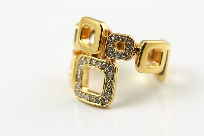 Square diamond ring: diamonds set in 18 karat yellow gold